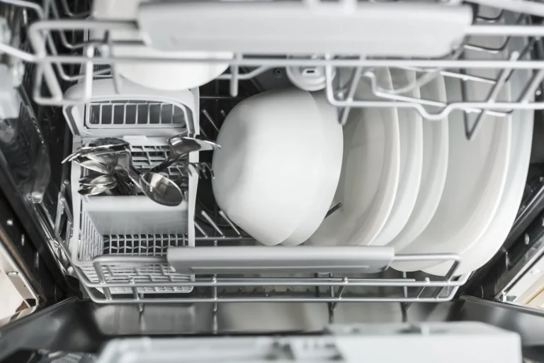 Usar esta función de tu lavavajillas daña tus platos sin que lo notes