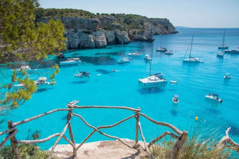 Menorca te espera: Descubre playas paradisíacas y lujo en villas exclusivas
