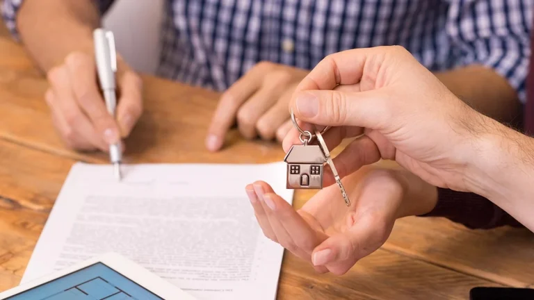 La OCU avisa de las 5 condiciones que rechazar en tu contrato de alquiler