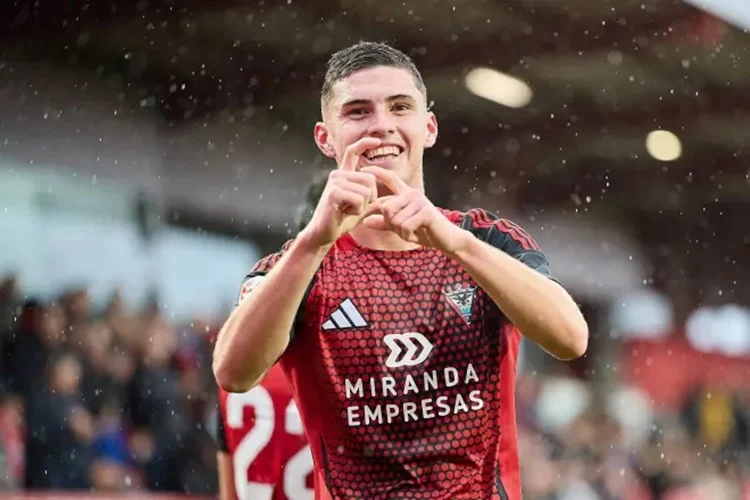 Panichelli lanza mensaje al Mirandés y responde a la oferta del Sevilla FC 1 Panichelli Mirandés Fuente: LaLiga Hypermotion