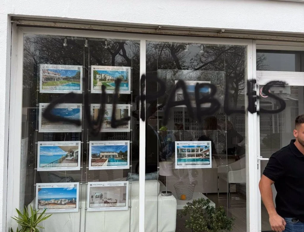 La manifestación por la vivienda paraliza España, subvierte el Metro y vandaliza inmobiliarias 3 Pintada en inmobiliarias de Mallorca por la manifestación por la vivienda