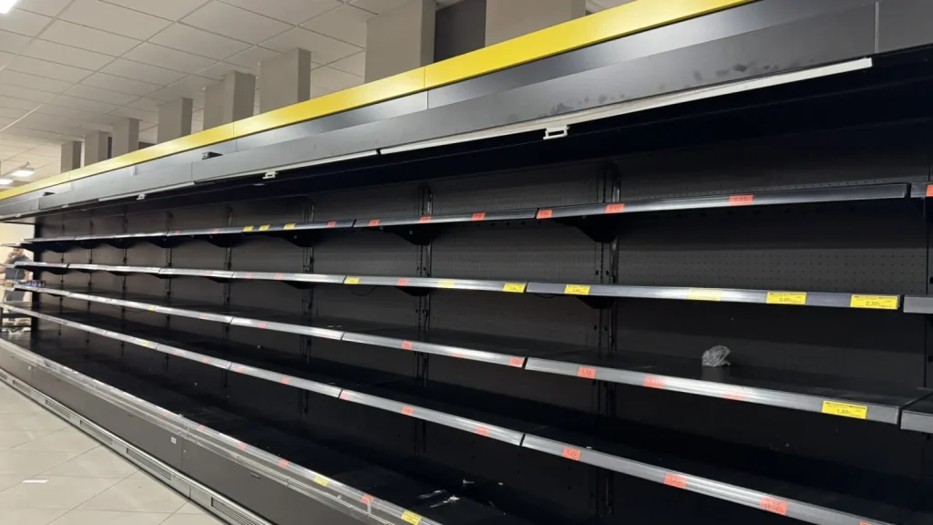 Una estantería del supermercado Mercadona durante el apagón