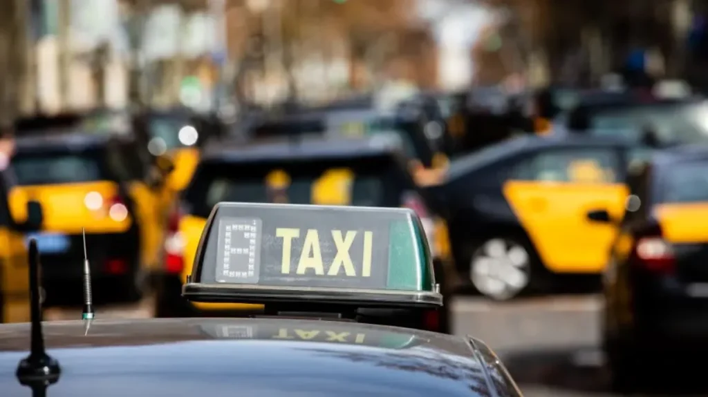 El caos con los taxistas y VTC en Barcelona: de huelgas de hambre al catalán obligatorio 3 taxis en barcelona