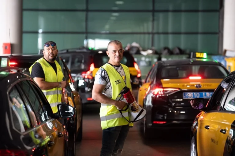El caos con los taxistas y VTC en Barcelona: de huelgas de hambre al catalán obligatorio