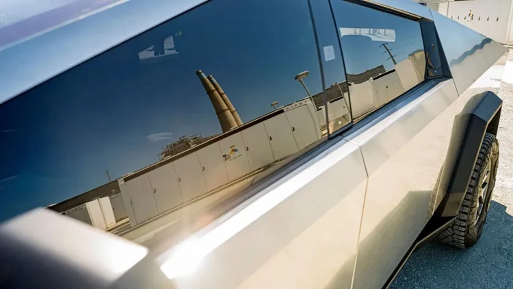 Tesla y Musk tienen un problema: no logran vender el Cybertruck, que se queda sin compradores 1 La Cybertruck de Tesla y Elon Musk Fuente: Reuters