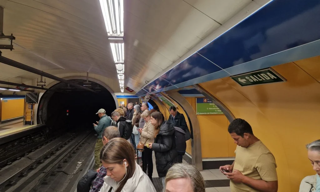 Viajeros del Metro de Madrid esperando en la Línea 1