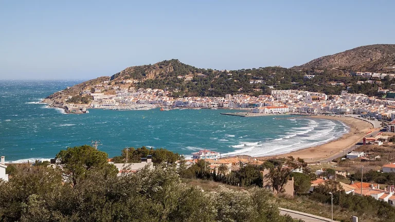 ¿Listo para escapar del turismo? Este pueblo pesquero a dos horas de Barcelona destrona a Cadaqués y está esperándote