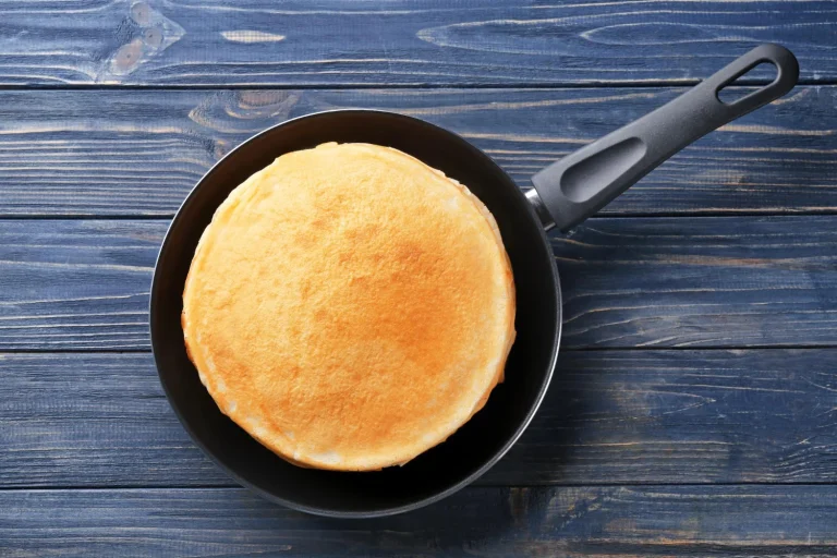 Dile adiós al antojo de dulce con este bizcocho mágico en sartén: 0% harinas, 0% azúcar, 100% placer.