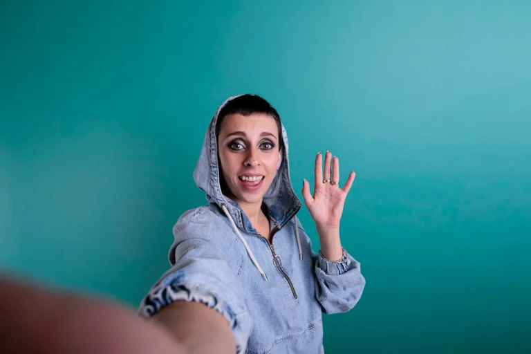 Así de fácil pueden espiarte por la webcam: protégete con este simple gesto