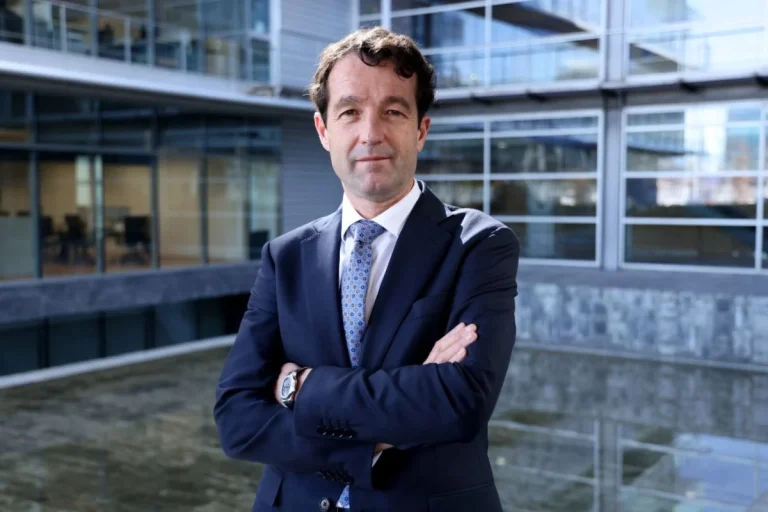 Indra acaricia los 6.000 millones de capitalización tras doblar su precio en 2025