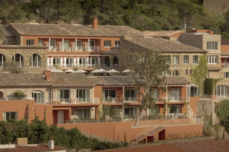 By Salomon abre las puertas del hotel Finca Victoria y presenta un refugio de lujo en la Costa Brava