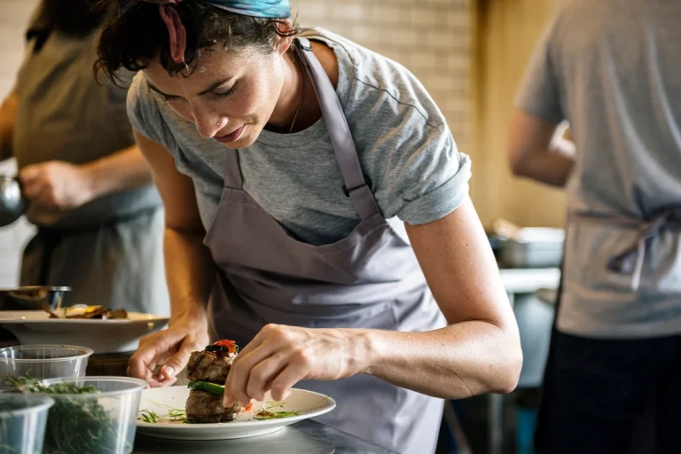 Airbnb se renueva para ofrecer más que alojamientos: Chefs con estrella Michelin, entrenadores personales y mucho más