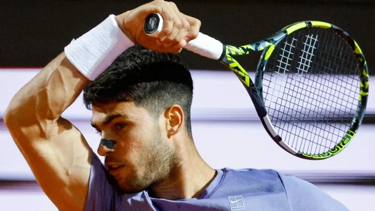 Carlos Alcaraz sufre de lo lindo para alcanzar los cuartos de Roma