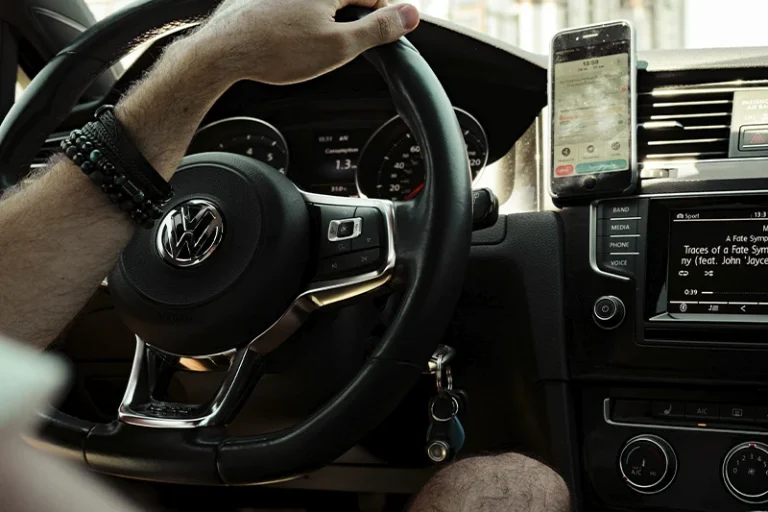Colocar el smartphone en el salpicadero de tu coche puede salirte caro por este motivo