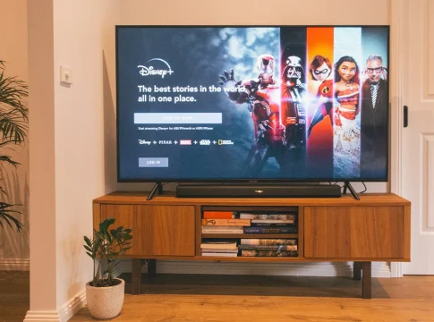 DISNEY+ QUIERE SER MÁS QUE UNA PLATAFORMA DE SERIES Y PELÍCULAS DISNEY+ QUIERE SER MÁS QUE UNA PLATAFORMA DE SERIES Y PELÍCULAS