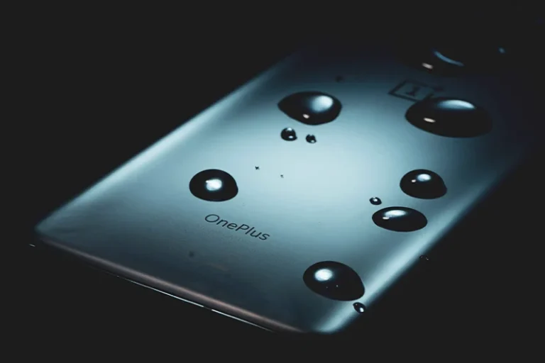 El gran error que no debes cometer si tu smartphone se moja