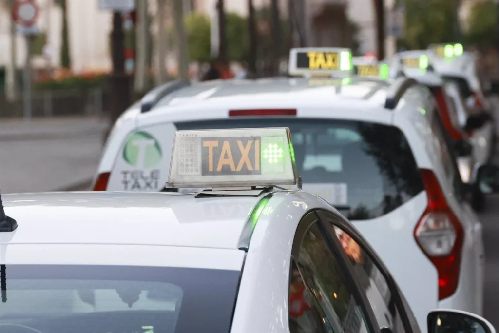 El taxi, en peligro tras las nuevas licencias de Cabify en una Madrid inundada de VTC 2 El sector del taxi se moviliza ante la amenaza