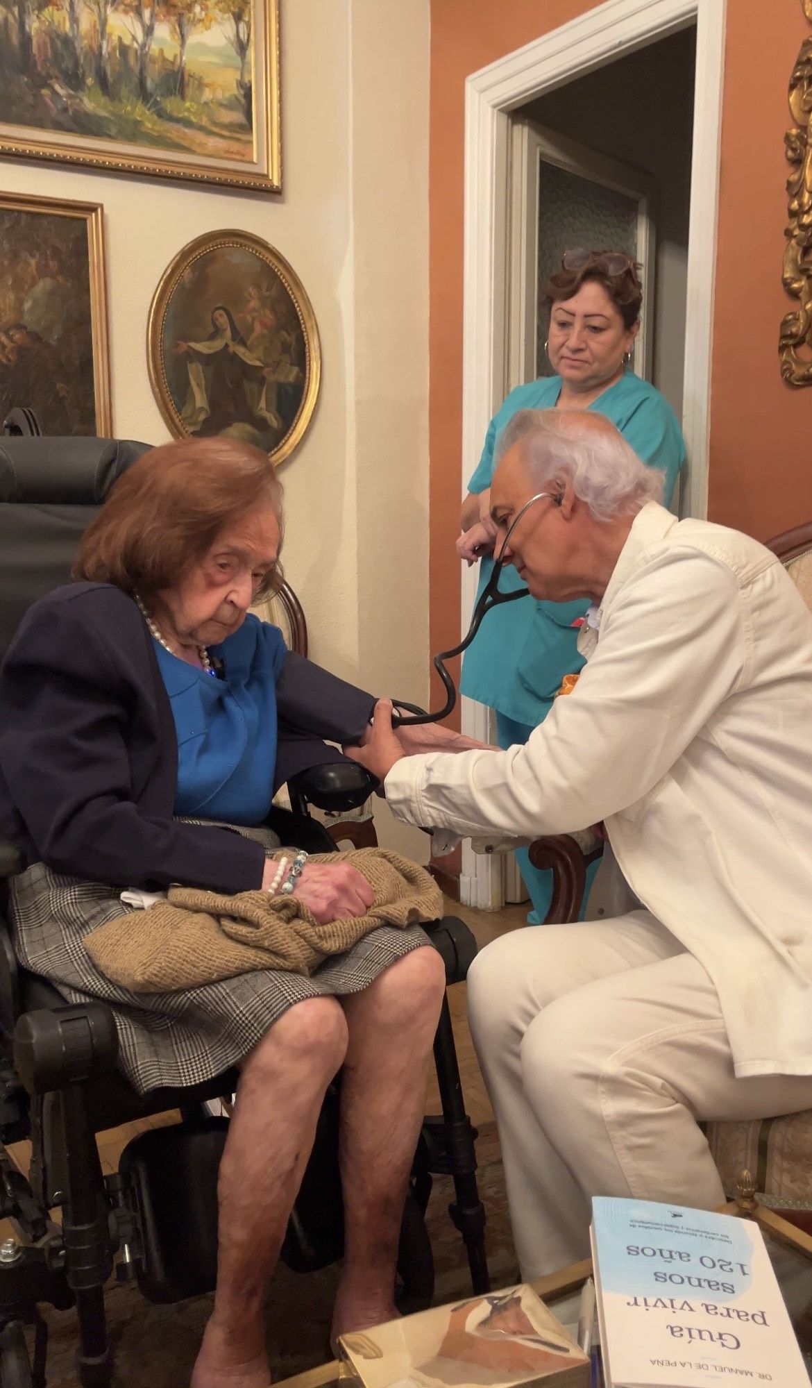 El Dr. Manuel de la Peña, reputado cardiólogo, impulsa Madrid como capital europea de la longevidad 1 El D Manuel de la Pea con Mercedes lvarez Montero que prono cumplir 107 aos