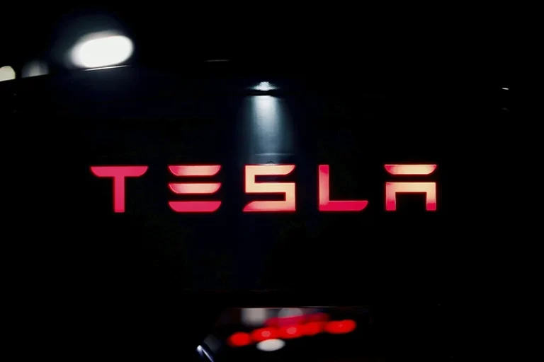 Elon Musk recurre a la IA para combatir la crisis de Tesla