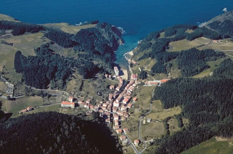 Descubre el pueblo de España con el nombre más corto que deslumbra con su puente medieval, playas y dos iglesias separadas por un río