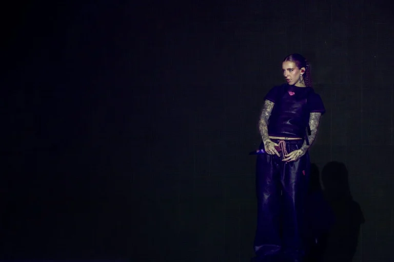 El lugar seguro de Young Miko en el Movistar Arena de Madrid