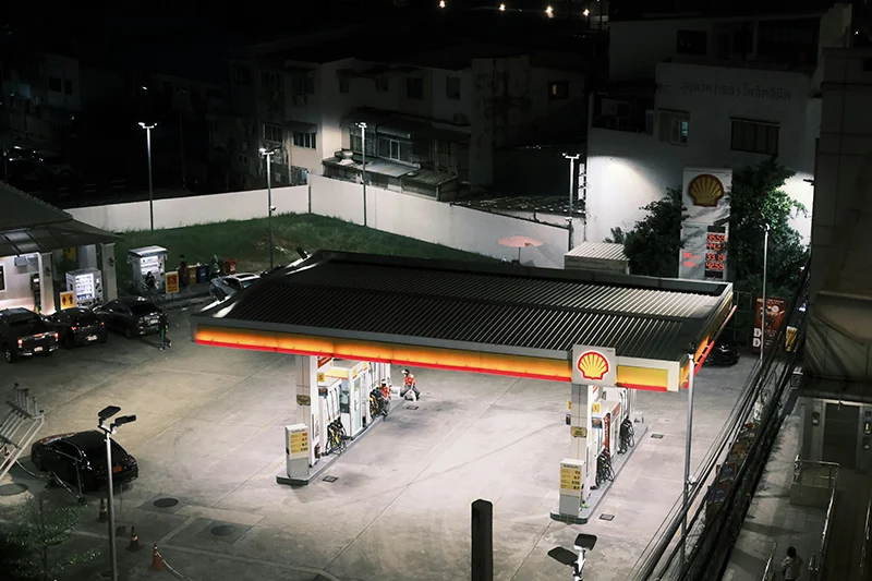FÍJATE EN EL COLOR DEL CARTEL DE GASOLINERA