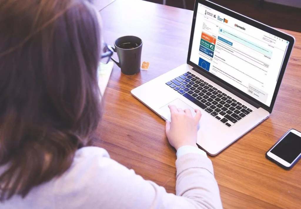 Los autónomos se reinventan en sectores como la educación o la tecnología 1 Formación online y tutorías: la nueva apuesta de los emprendedores independientes