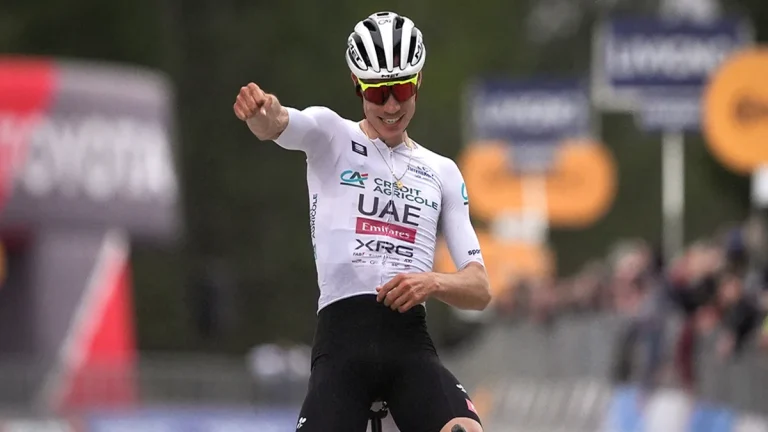 Juan Ayuso lanza un mensaje tajante a Roglic antes del Giro de Italia