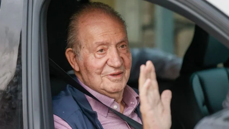 Juan Carlos I, obligado por miembros de la familia real a dar marcha atrás con Revilla