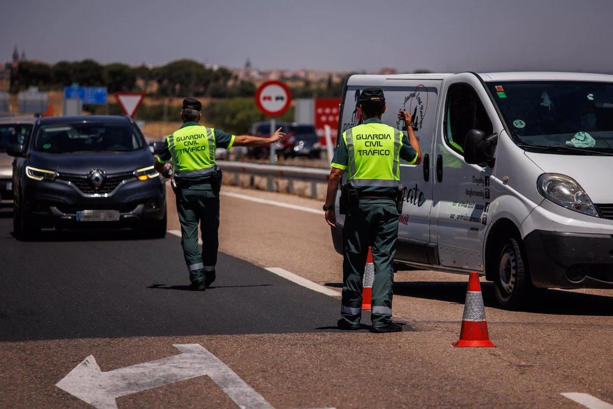 No solo es por salud: para la DGT este mal hábito al volante ya es motivo de multa No solo es por salud: para la DGT este mal hábito al volante ya es motivo de multa