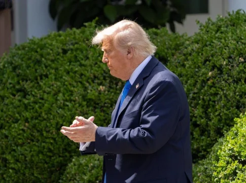 La nueva 'pataleta' de Trump deja en el aire el futuro de cientos de estudiantes españoles La nueva 'pataleta' de Trump deja en el aire el futuro de cientos de estudiantes españoles