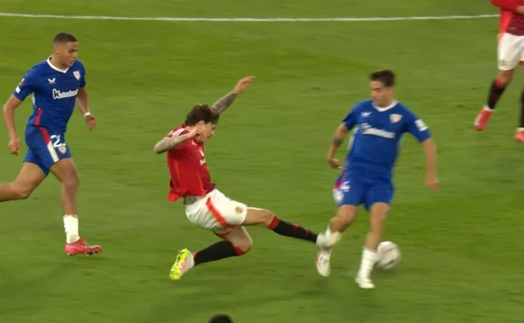 El poder del Manchester United deja a Marciniak en anécdota 1 La entrada del jugador del Manchester United que Daniel Siebert, árbitro del partido, y el VAR dejaron sin sanción. Fuente: Agencias