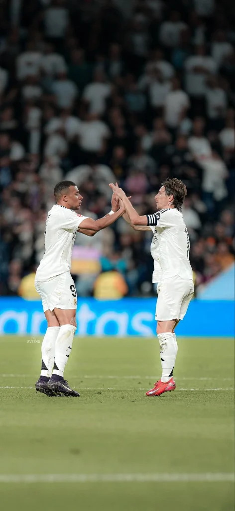 Florentino Pérez le ofrece el '10' de Modric a Kylian Mbappé. Fuente: Agencias