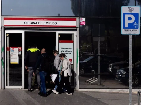 Ni el paro ni los salarios son las causas del desempleo en construcción y hostelería Ni el paro ni los salarios son las causas del desempleo en construcción y hostelería