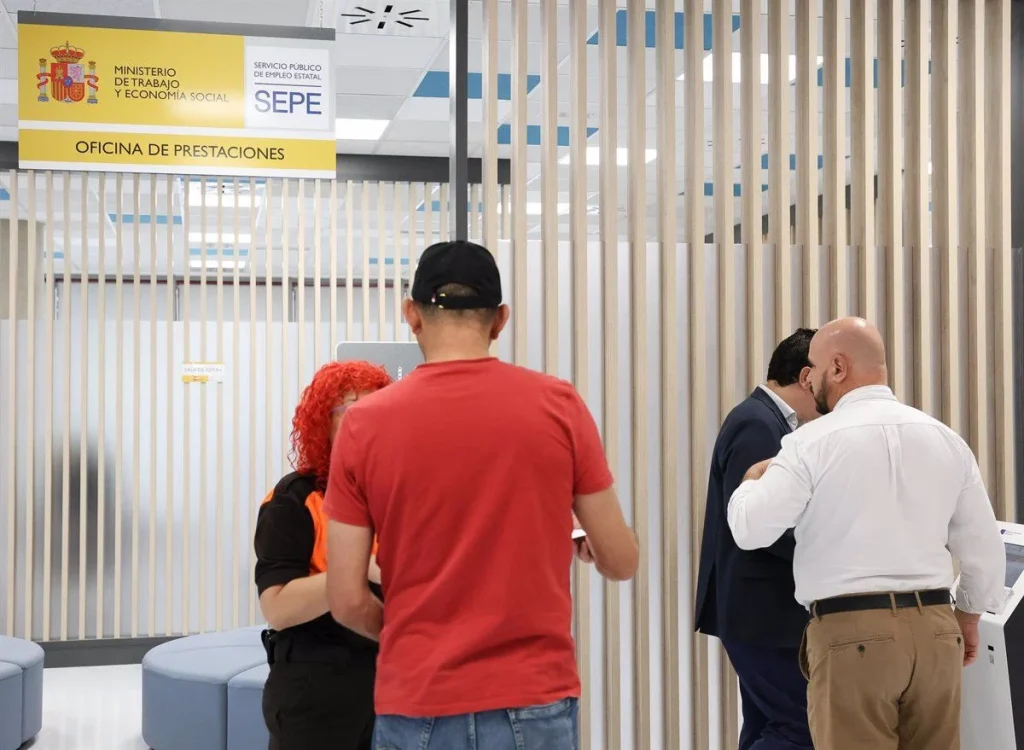 Todas las ayudas del SEPE para 2025 y cómo solicitarlas sin complicaciones 2 Prestación contributiva y subsidios: quiénes pueden acceder y qué requisitos deben cumplir