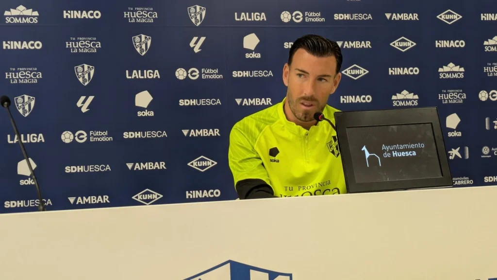 Sergi Enrich saca pecho en Huesca con mensajito al Real Zaragoza 1 Sergi Enrich deja una puya al Real Zaragoza tras la victoria del Huesca. Fuente: Agencias