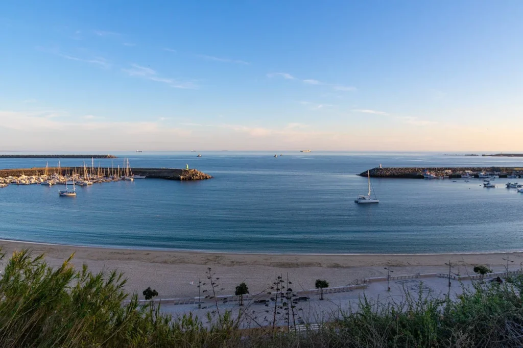 Portugal esconde una bahía secreta de belleza mundial que es además un santuario gastronómico para los amantes de las ostras 204 ECOTURISMO RESPONSABLE EN UN PARAÍSO NATURAL