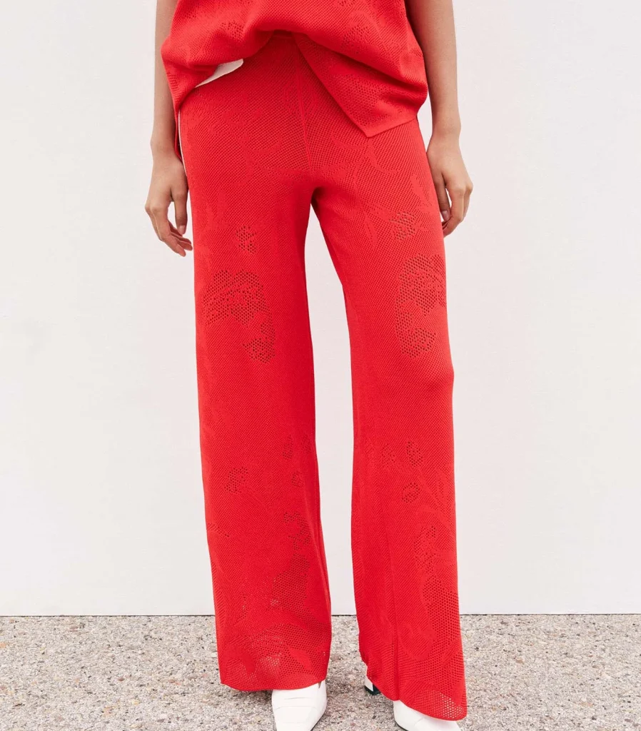 Pantalón calado floral: rojo pasión con aire bohemio