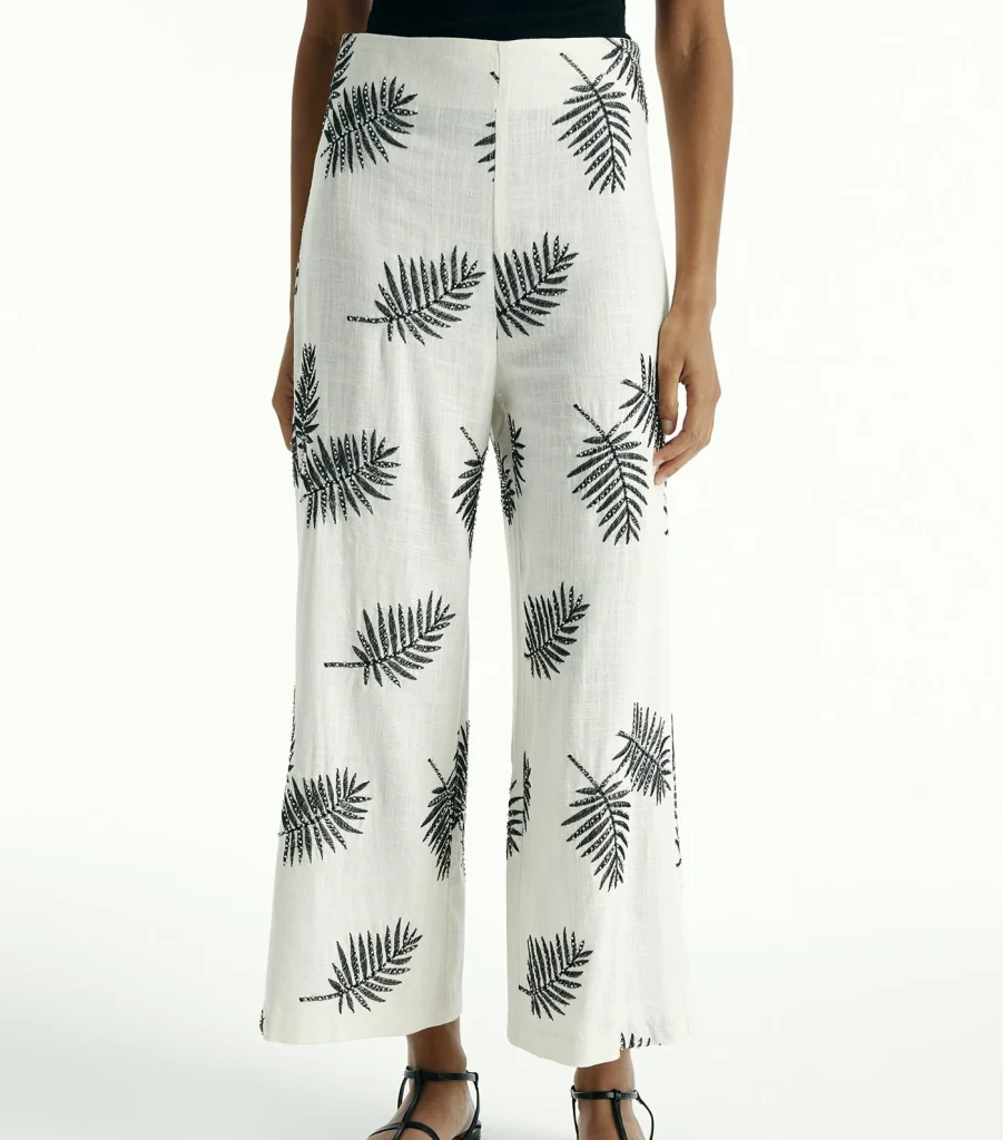 Pantalón bordado hojas: la opción fresca que estiliza la silueta