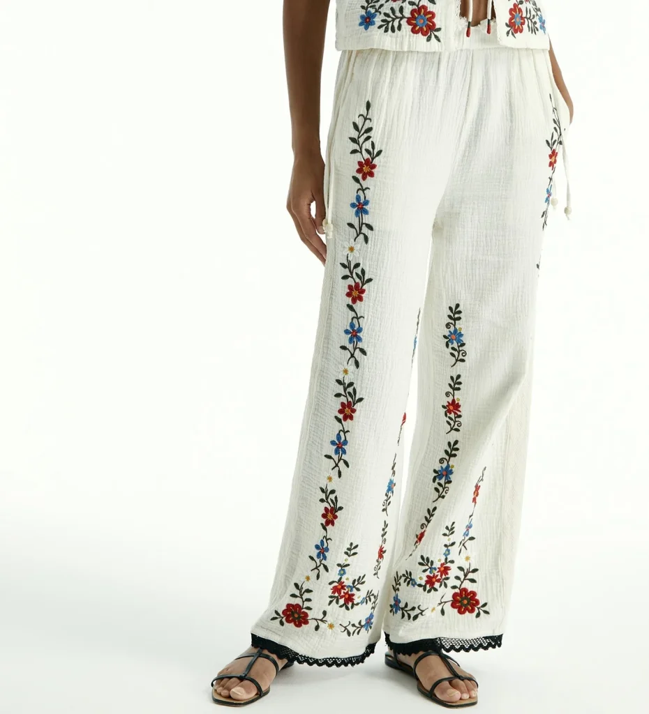 Pantalón bordado flores: la prenda estrella para los días más cálidos