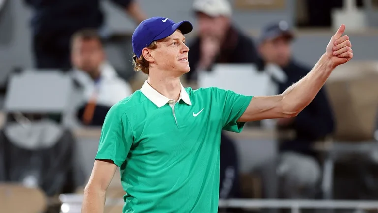 Sinner deja en evidencia al rey de Wimbledon
