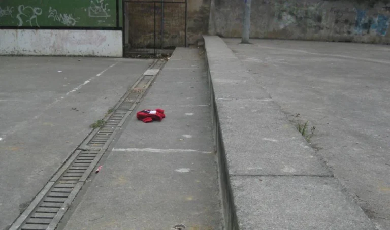 «Clavar un lápiz, mear sobre una compañera...»: El caso de un colegio de Bilbao subraya el aumento de acoso