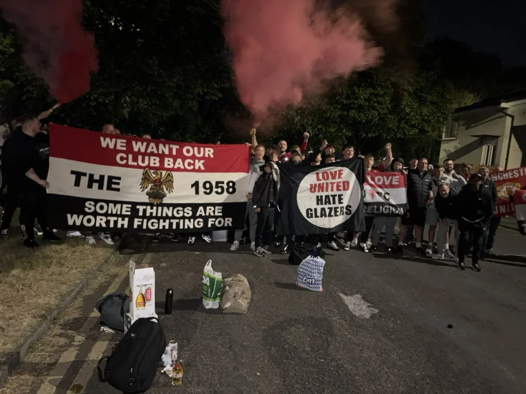 Bilbao, «en una jaula» por la invasión de 70.000 ingleses, los cortes y las estafas de las entradas de la Europa League 1 Aficionados del Manchester United rumbo a Bilbao