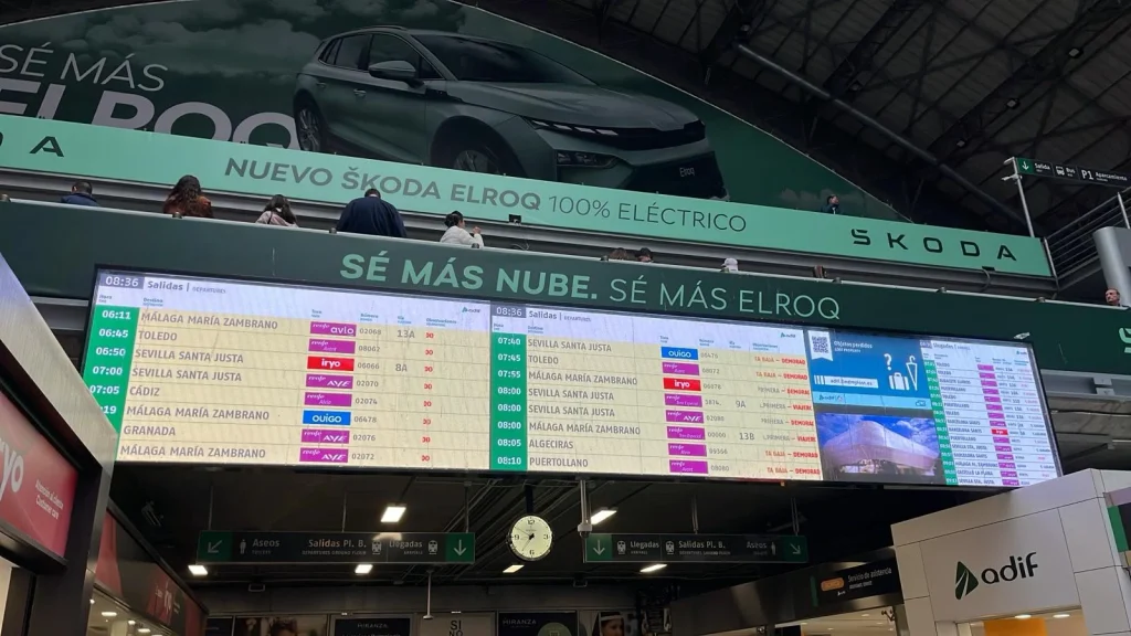 Viajeros atrapados en trenes de Alta Velocidad y caos en las estaciones de Renfe