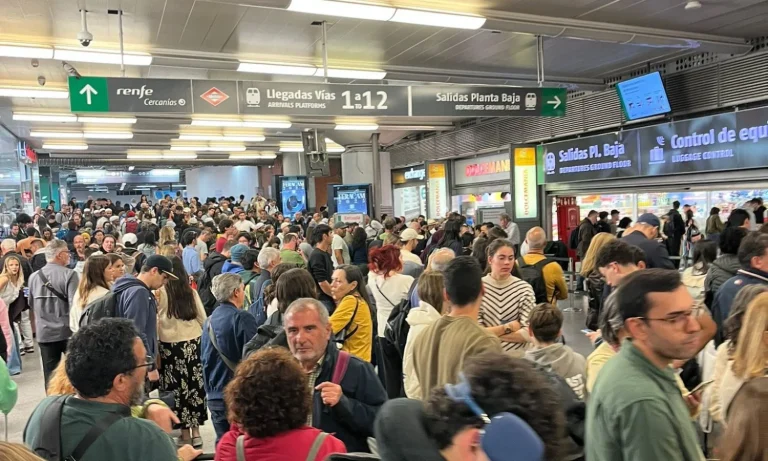 Nuevo colapso en Renfe entre acusaciones de sabotaje: «Horas encerrados, sin agua y sin poder ir al servicio»