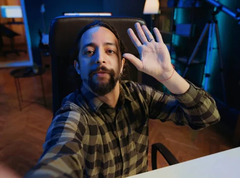 creador-de-contenido-que-utiliza-el-telefono-inteligente-para-hacer-transmision-en-vivo-para-los-suscriptores-pov