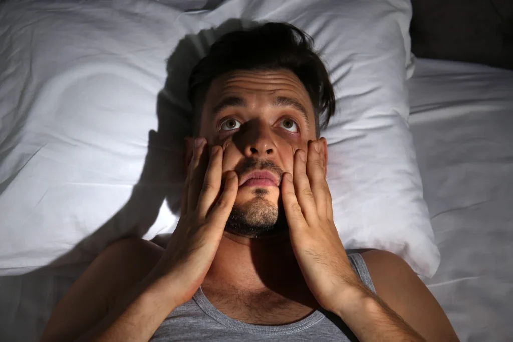 hombre que sufre de insomnio en la cama en casa