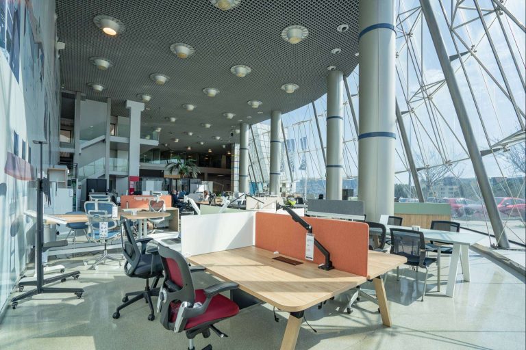 Combinar trabajo de pie y sentado es posible con las mesas elevables eléctricas de Ofiprix