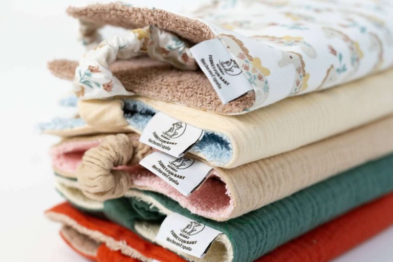 Ronny, el hurón aventurero que protagoniza la colección de baberos más original del momento