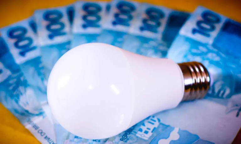 Ayuda con la factura de la luz: el Gobierno confirma cómo ahorrar en electricidad si eres un hogar vulnerable